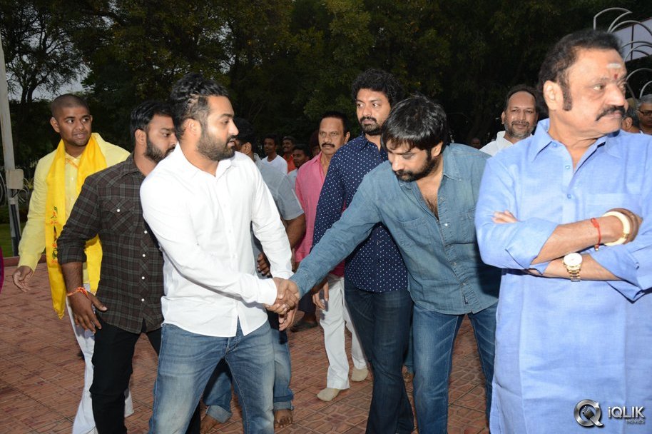 NTR-Family-Visit-to-NTR-Ghat-2016